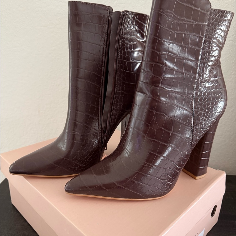 Stylish Brown Heeled Boots with Pointed Toe and Thick Heel